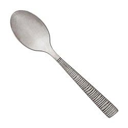 Cuchara de plata con mango texturizado.