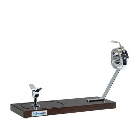 Jamonero con base de madera oscura y soportes de metal plateado.
