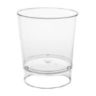 Vaso de plástico transparente, vacío, sobre fondo blanco.