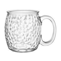 Taza de vidrio transparente con superficie texturizada y asa curva.