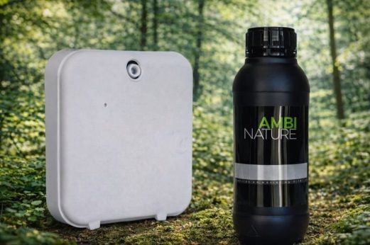 Dispositivo ambientador de color blanco y botella negra con etiqueta 