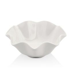 Cuenco de cerámica blanca con bordes festoneados.