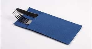 Servilleta azul sosteniendo un tenedor y un cuchillo, sobre una superficie blanca.