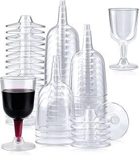 Copas y botellas de vino de plástico transparente y apilables; una de ellas llena de vino tinto.