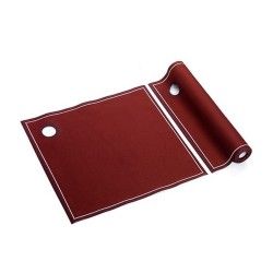 Tapete de putting enrollado, de color burdeos, con borde blanco y dos agujeros.