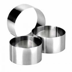 Tres aros de repostería redondos de acero inoxidable, utilizados para dar forma a los postres.