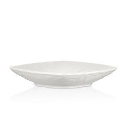 Cuenco para servir blanco, triangular y poco profundo, sobre una superficie blanca.