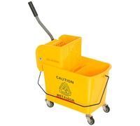 Cubo de fregona amarillo con escurridor sobre ruedas, aviso de suelo mojado.