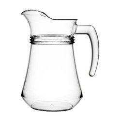 Jarra de vidrio transparente con asa y base ancha.