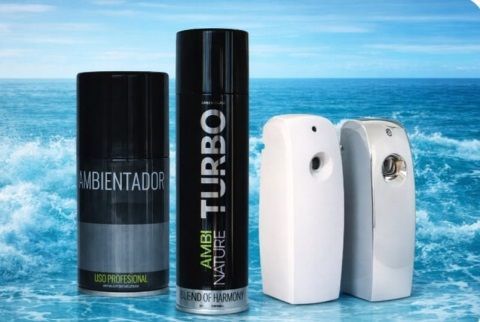 Ambientadores y dispensadores con fondo marino. Dos aerosoles y dos dispensadores blancos.