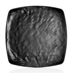 Plato cuadrado negro con superficie texturizada y arrugada.