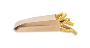 Papas fritas derramándose de una bolsa de papel marrón.