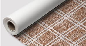 Rollo de papel blanco sobre un patrón de cuadros marrones y blancos.