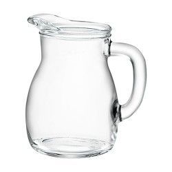 Jarra de vidrio transparente con asa y pico.