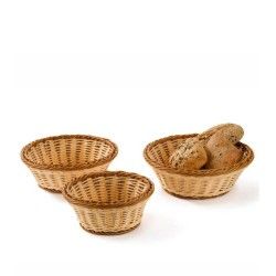 Tres cestas de pan tejidas de color marrón, una de ellas llena de pan.