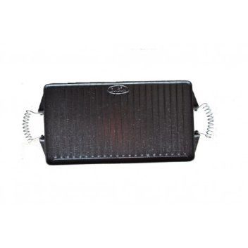 Parrilla rectangular de hierro fundido de color negro con superficie estriada y asas de alambre.