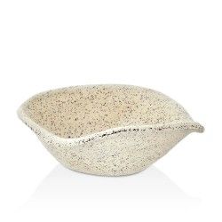 Cuenco con forma de hoja, de color crema moteado, sobre superficie blanca.