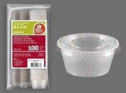 Un paquete de 100 vasos de salsa de plástico transparente con tapa, junto a un solo vaso con tapa adjunta.