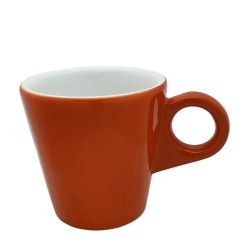 Taza de café de cerámica naranja con interior blanco, forma angular y asa redonda.
