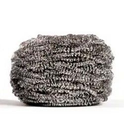 Estropajo de lana de acero. Fibras metálicas plateadas y enredadas.