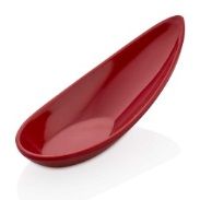 Plato para servir de forma oblonga y de color rojo, dispuesto en ángulo sobre una superficie blanca.