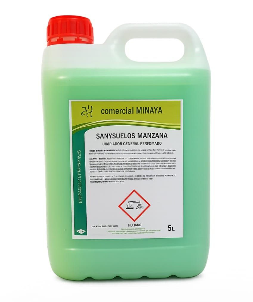 Líquido de limpieza verde en una jarra de plástico blanca con tapa roja.