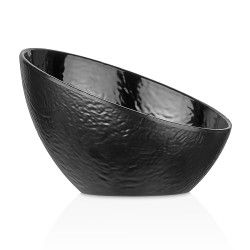Cuenco para servir con textura de color negro, en ángulo y con un interior liso.