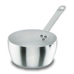 Cacerola de aluminio con mango largo.
