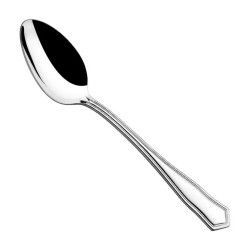 Cuchara de plata sobre fondo blanco con diseño de borde puntiagudo en el mango.