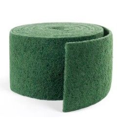 Almohadilla abrasiva verde en rollo, sección desenrollada visible.