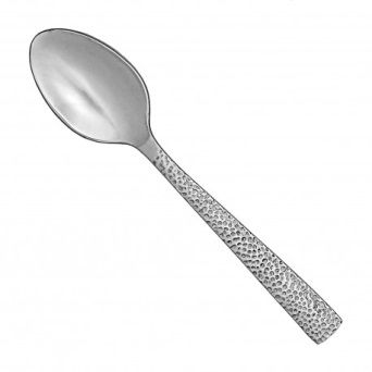 Cuchara de plata con mango texturizado.