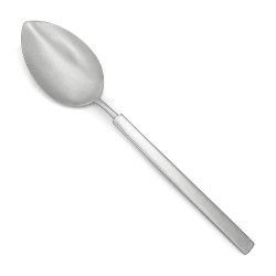 Cuchara de sopa de plata sobre fondo blanco.