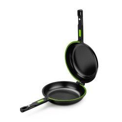 Sartén antiadherente de dos caras, de color negro con ribete verde, abierta y lista para usar.