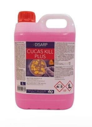 Líquido azul en un recipiente de plástico blanco, etiquetado como 