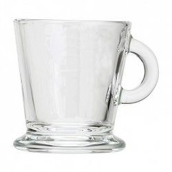 Taza de café de vidrio transparente con asa redondeada.