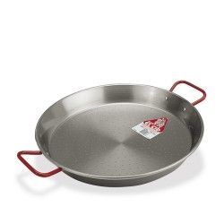 Paellera con asas rojas, metal plateado y pegatina.