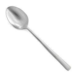 Cuchara de plata sobre superficie blanca, en ángulo diagonal, con mango largo y cuenco redondeado.