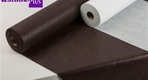 Rollos de materiales de construcción de color marrón y blanco.