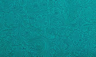 Tela de color verde azulado con estampado floral y de remolinos en relieve.