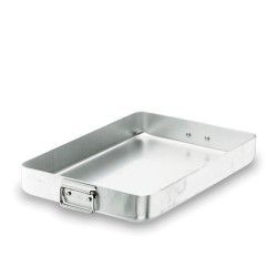 Molde para hornear rectangular plateado con asa en el lateral, ligeramente inclinado.