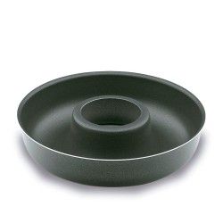 Molde para bundt cake de color gris oscuro, redondo, con un tubo central, que reposa sobre una superficie blanca.