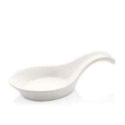 Reposacucharas de porcelana blanca con mango curvo.