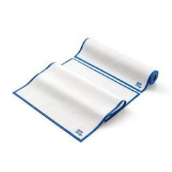 Paño de limpieza blanco con ribete azul, parcialmente enrollado.