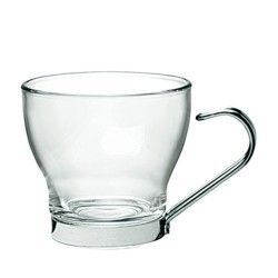 Taza de té de vidrio transparente con asa plateada sobre fondo blanco.