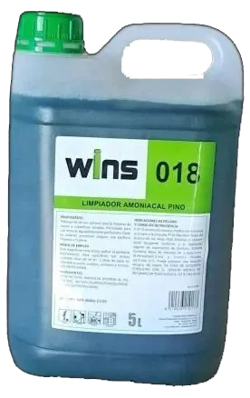 Recipiente de plástico azul con tapa y asa de color verde, etiquetado como limpiador para pino 