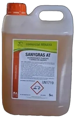 Un envase de plástico de desengrasante “Sanygras AT” con tapa y etiqueta de color naranja, que incluye un símbolo de peligro.