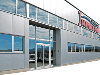 Un gran edificio con un cartel que dice Jumasol.