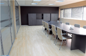 Una sala de conferencias con una mesa larga y sillas