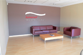 Una sala de estar con un sofá y sillas y una pared que dice amarsol.