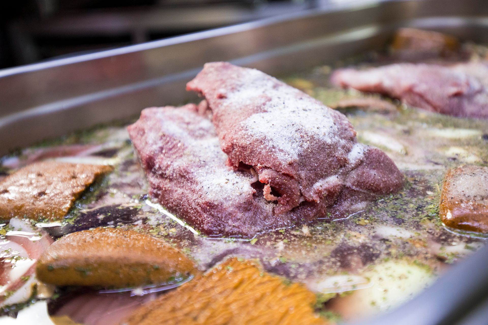 Damwildspieß nach Curry-Art mit Pommes